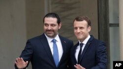 Presiden Perancis Emmanuel Macron (kanan) bersama PM Lebanon Saad Hariri di Istana Elysee, Paris, 18 November 2017.