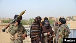 مسئولین محلی در سرپل میگویند که طالبان امروز یک زن و یک مرد متاهل را به اتهام روابط جنسی سنگسار کردند.