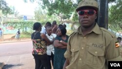 Para petugas Pemilu menunggu kedatangan para pemilih di sebuah TPS di Mulago, Kampala, Uganda (18/2).