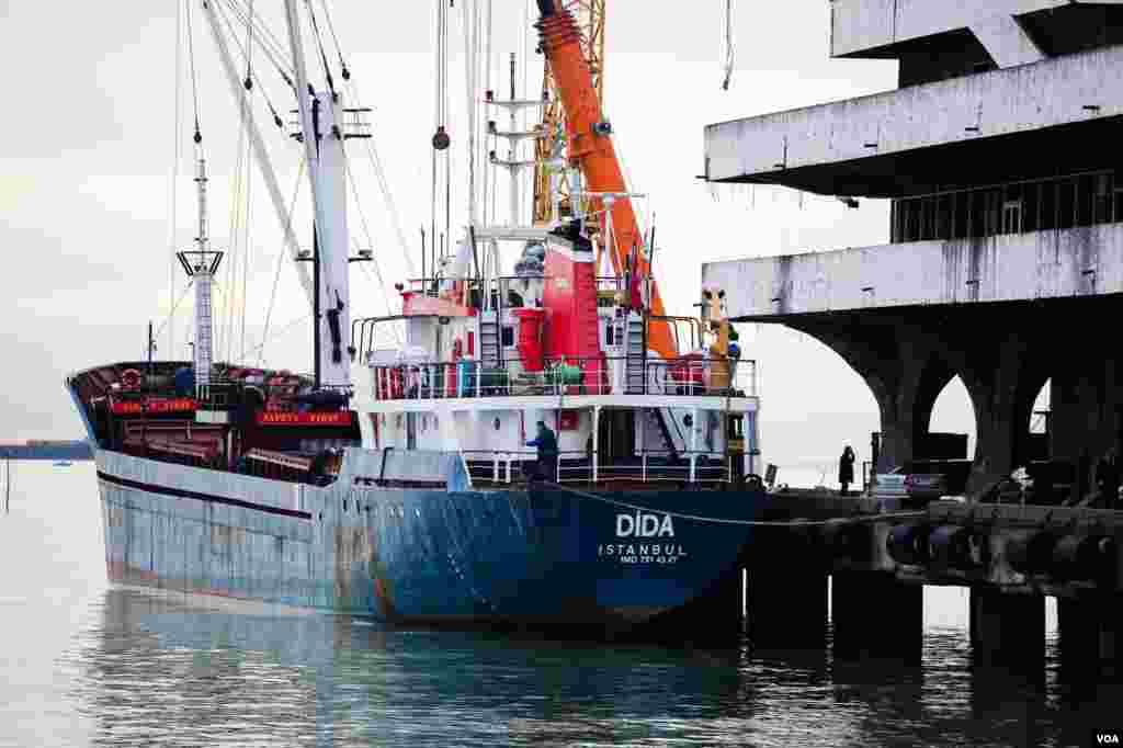 A Turkish ship unloads cargo in Sukhumi. Georgian Navy patrol boats have largely stopped detaining Turkish ships that supply Abkhazia, an entity still viewed by almost all nations as legally part of Georgia. (V. Undritz/VOA)
