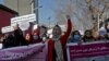 Para perempuan Afghanistan berdemo menentang pembatasan yang dilakukan Taliban terhadapa para perempuan di negara itu, dalam sebuah aksi unjuk rasa di Kabul, pada 28 Desember 2021. (Foto: Reuters/Ali Khara)