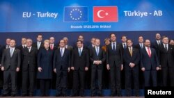Le Premier ministre turc Ahmet Davutoglu (au c.) en compagnie des dirigeants européens au sommet de Bruxelles (7 mars 2016)