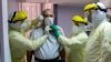 Di Panama, seorang pasien dengan kasus Covid-19 yang dikonfirmasi, dikelilingi oleh tim medis di unit perawatan intensif Rumah Sakit Paitilla di Panama City, 6 Mei 2020. (Foto: AFP)