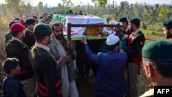 په مانسهره کې خپلوانو او پوځیانو د درابڼ په پېښه کې د یوه وژل شوي پوځي تابوت اخیستی دی.