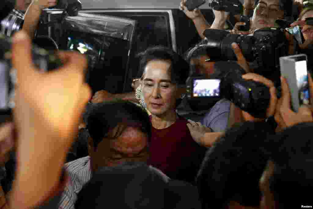 Myanmar's National League for Democracy (NLD) party leader Aung San Suu Kyi arrives to cast her ballot during the general election in Yangon, Nov. 8, 2015.