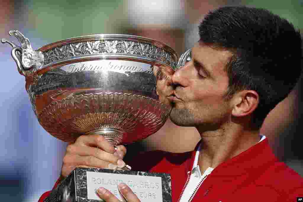 កីឡាករ Novak Djokovic នៃប្រទេសស៊ែបីថើបពានរង្វាន់ បន្ទាប់ពីឈ្នះការប្រកួតកីឡាតេន្នីសវគ្គផ្តាច់ព្រ័ត្រនៅប្រទេសបារាំង លើកីឡាករ Andy Murray នៃប្រទេសអង់គ្លេស ជាមួយនឹងលទ្ធផល ៣-៦,៦-១,៦-២,៦-៤ នៅឯពហុកីឡាដ្ឋាន Roland Garros ក្នុងក្រុងប៉ារីស ប្រទេសបារាំង។ 