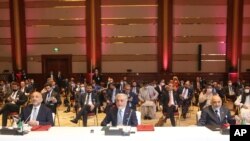 Abdullah Abdullah, katikati, mwenyekiti wa Baraza Kuu la Kitaifa la Usuluhishi la Afghanistan akihudhuria ufunguzi wa mazungumzo kati serikali ya Afghanistan na kikundi chaTaliban, Doha, Qatar, Jumamosi, Septemba. 12, 2020. (AP Photo/ Hussein…