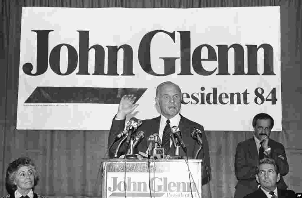Senator John Glenn menjawab pertanyaan dari media di Jackson, Mississippi, 18 Januari 1984. (AP/Tannen Maury)