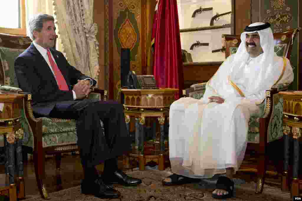 Emir Qatar Sheikh Hamad bin Khalifa Al Thani bertemu Menteri Luar Negeri AS John Kerry di Istana Wajbah di Doha, Qatar (23/6), untuk membahas persoalan Suriah dan Afghanistan. (AP/Jacquelyn Martin)