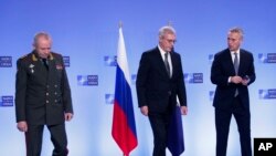 Генеральний секретар НАТО Єнс Столтенберґ (праворуч) з заступником міністра закордонних справ Росії Олександром Грушком та російським заступником міністра оборони Олександром Фоміним в день засідання Ради НАТО-Росія в Брюсселі 12 січня 2022 р.