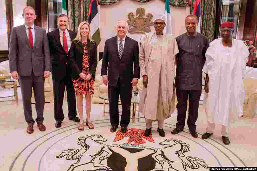 Sakataren Harkokin Wajen Amurka, Rex Tillerson tare da Shugaba Muhammadu Buhari da Jakadan Amurka a Najeriya W. Stuart Symington, da Ministan harkokin wajen Najeriya Geoffery Onyeama da Shugaban ma'aikatan fadar shugaban Najeriya Abba Kyari.