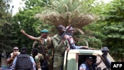 Wanajeshi wakifanya doria katika mitaa ya Bamako, Mali, Aug. 19, 2020. 