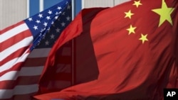 Para pejabat Amerika menuduh satu satuan Tentara Pembebasan Rakyat China meretas komputer perusahaan-perusahaan Amerika.