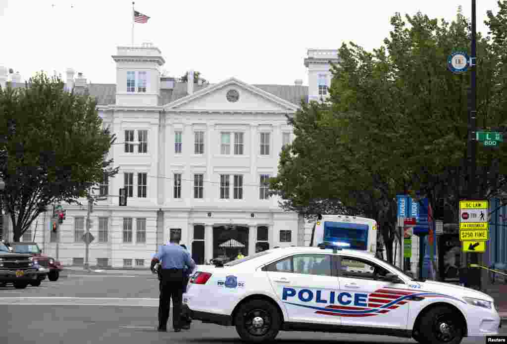 Polisi berjaga-jaga dekat markas Angkatan Laut Washington. (AP/Jacquelyn Martin)