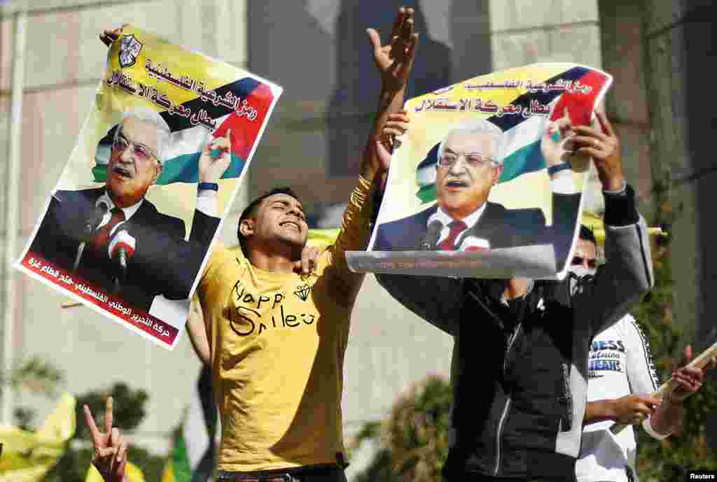Palestinians hold posters of President Mahmoud Abbas during a rally in support of Mr. Abbas's efforts to secure a diplomatic upgrade at the United Nations, Gaza City, November 29, 2012.