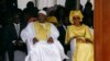 Le nouveau président de la Gambie, Adama Barrow, assiste à la parade miliaire avec sa femme lors de sa prestation de serment au Stade de l'Indépendance, à Bakau, Gambie, 18 février 2017. 