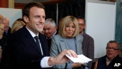 Emmanuel Macron,akipiga kura yake pamoja na mkewe Brigitte, mjini Le Touquet, kaskazini ya Ufaransa. April 23, 2017.