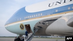 Presiden AS Joe Biden menaiki pesawat Air Force One dari pangkalan udara Andrews di Maryland (foto: ilustrasi). 