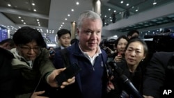 Stephen Biegun, Représentant Spécial des États-Unis en Corée du Nord, interrogé par des journalistes à son arrivée à l'aéroport international d'Incheon en Corée du Sud, le 3 février 2019.