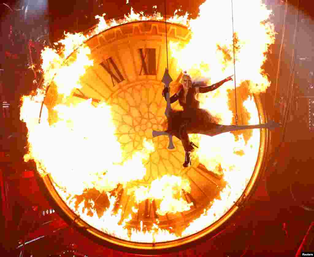 Pink performs &quot;Just Like Fire&quot; at the 2016 Billboard Awards in Las Vegas, Nevada, May 22, 2016.