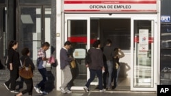 Warga Spanyol antri untuk melapor di kantor pendaftaran warga yang kehilangan pekerjaan/menganggur di Madrid (Foto: dok). Angka pengangguran di negara yang mengalami krisis ekonomi ini telah mencapai lima juta orang bulan Februari 2013.