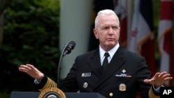 Laksamana Brett Giroir, asisten sekretaris Layanan Kesehatan dan Manusia, berbicara dalam konferensi pers di Rose Garden, Gedung Putih, 11 Mei 2020, di Washington. (Foto: Alex Brandon/AP)