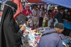 Orang-orang berbelanja di tengah pandemi virus Covid-19, di sebuah pasar di Jakarta, pada 28 November 2020. (Foto: AFP/Bay Ismoyo)