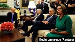 Donald Trump, le sénateur Mitch McConnell (leader de la majorité républicaine) et les leaders démocrates Chuck Schumer (sénat) et Nancy Pelosi (chambre des représentants), Maison Blanche, Washington, le 6 septembre 2017.