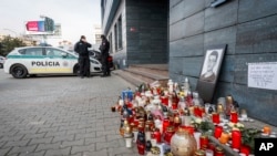 Polisi menjaga pintu masuk kantor berita situs Aktuality.sk, kantor Jan Kuciak, jurnalis investigasi yang tewas dibunuh, di Bratislava, Slovakia, 27 Februari 2018.