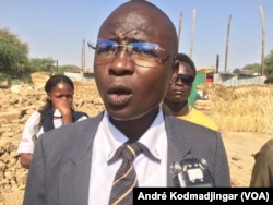 Le président du PSF (Parti Socialiste Sans Frontières) Dinamo Daram, un jeune opposant tchadien s'est rendu le 18 décembre 2016 à Ndingangali, dans un quartier de N'Djamena, au Tchad. (VOA/André Kodmadjingar)