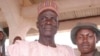 Bukar Jimeta (tsakiya sanye da babbar riga) tare da wasu jami'an kungiyar maharban jihar Adamawa