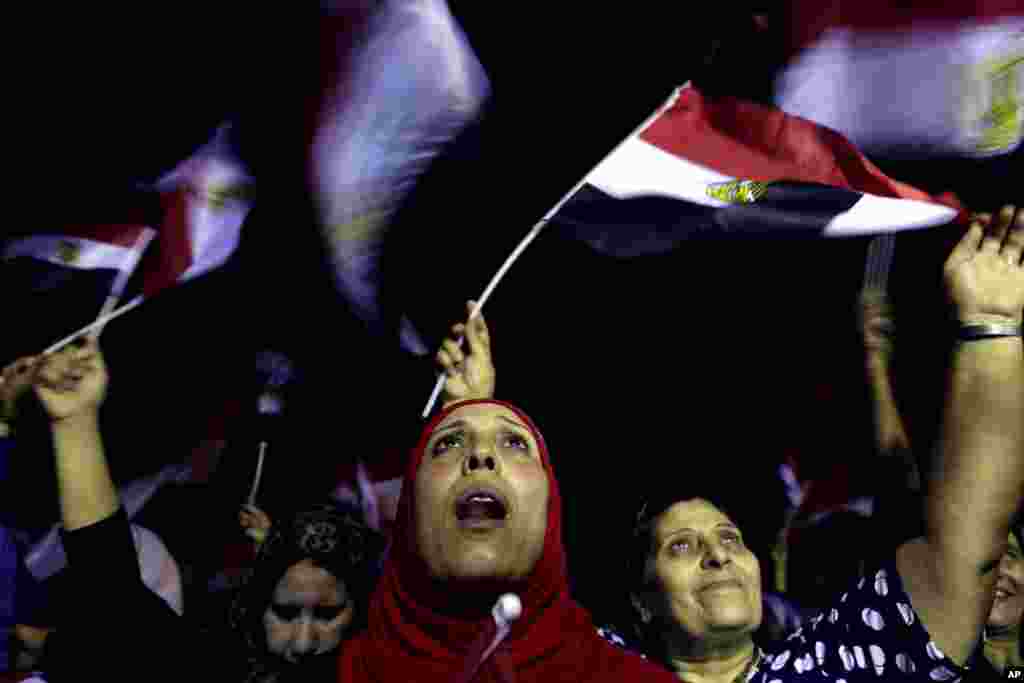 Para penentang Mohammed Morsi merayakan tumbangnya kekuasaan presiden Mesir itu di luar istana kepresidenan di Kairo (3/7).