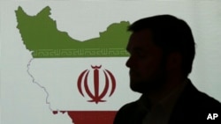 Mtaalam wa masuala ya kupambana na udukuzi Stuart Davis akiwa mbele ya ramani ya Iran akieleza wanahabari kuhusu uhalifu wa kimitandao