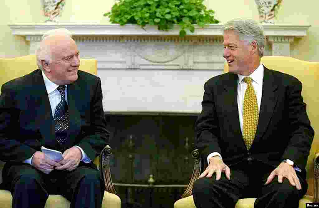 U.S. President Bill Clinton meets with Georgian President Eduard Shevardnadze in the Oval Office at the White House, Sept. 23, 1999.