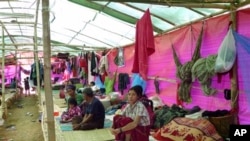 ကချင်ပြည်နယ်၊ မြစ်ကြီးနားက ဒုက္ခသည်စခန်းအတွင်းက စစ်ဘေးရှောင် ဒုက္ခသည်တိုင်းရင်းသားများ။