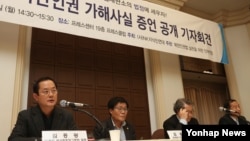 19일 서울 중구 프레스센터에서 열린 'ICC제소, 북한 인권 가해 사실 증언공개 내외신 기자회견'에서 전 북한 비사회주의 그루빠 일원 등 탈북자들이 증언을 하고 있다. 