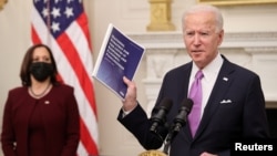 Presiden Joe Biden menjelaskan rencana pemerintahannya untuk menanggulangi pandemi Covid-19 didampingi Wakil Presiden Kamala Harris di Gedung Putih, Washington, Kamis, 21 Januari 2021. 