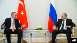 Presiden Turki Recep Tayyip Erdogan (kiri) dan Presiden Rusia Vladimir Putin berbincang dalam pertemuan di St. Petersburg, Rusia Selasa (9/8).