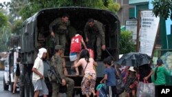 Residents evacuate to safer grounds in preparation for the coming of Typhoon Kammuri in Legazpi, Albay province, southeast of Manila, Philippines, Dec. 2, 2109. 