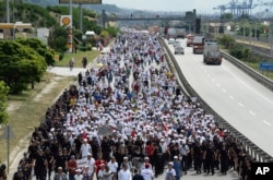 Kemal Kilicdaroglu, the leader of Turkey's main opposition Republican People's Party, walks with thousands of supporters on the 21st day of his 425-kilometer (265-mile) "March for Justice" in Izmit, Turkey, July 5, 2017.