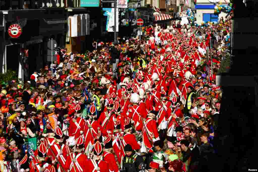 Para peserta ambil bagian dalam parade karnaval Senin Mawar tradisional "Rosenmontag" di kota Cologne, Jerman. (Reuters) 