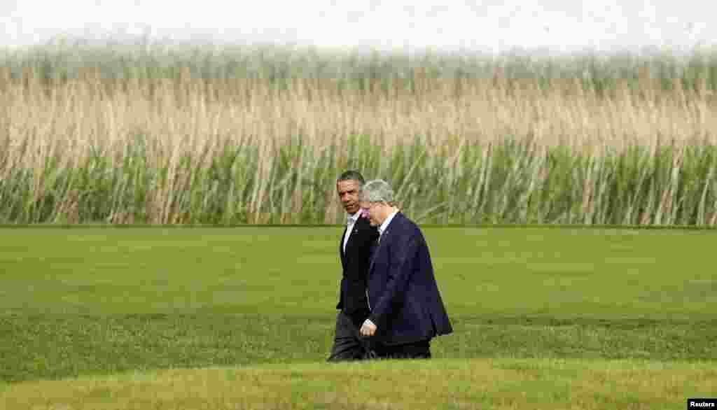 Presiden AS Barack Obama berjalan dengan Perdana Menteri Kanada Stephen Harper dalam KTT G8 di resor Lough Erne Resort di Enniskillen, Irlandia Utara (18/6).