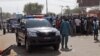 Les services d'urgence, la police et les habitants se rassemblent sur les lieux d'un attentat-suicide près d'un marché, à Maiduguri, Nigeria, 11 décembre 2016.