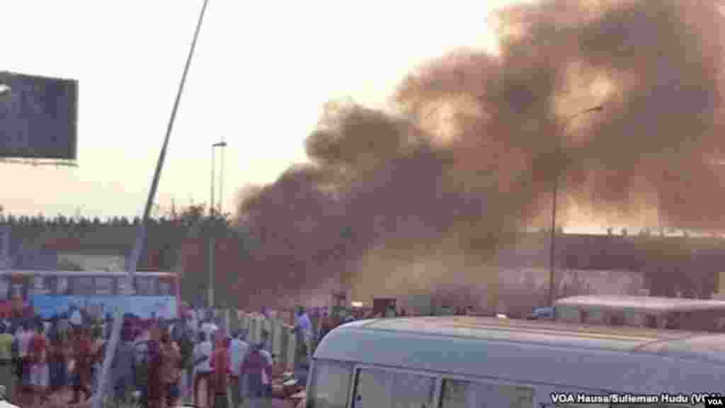 People assemble near where a bomb exploded in Nyanya, 16 kilometers from Abuja's city center, April 14, 2014. (Sulieman Hudu/VOA Hausa)