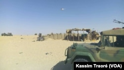La FAMa (force armée malienne) patrouille dans le cercle d'Ansongo, région de Gao, au Mali, le 13 mars 2017. (VOA/Kassim Traoré)