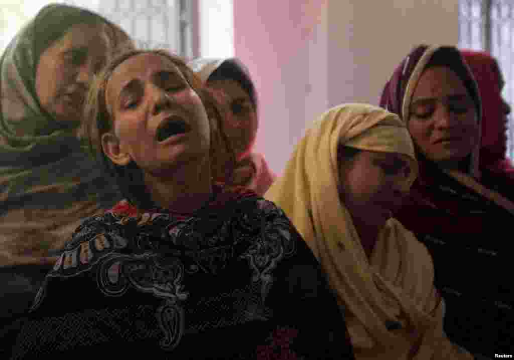 Mata A Pakistan Na Juyayin Rasuwar 'Yan Uwan Su, Da Bam Ya Harin Bam Ya Hallaka, Maris 28, 2016. 