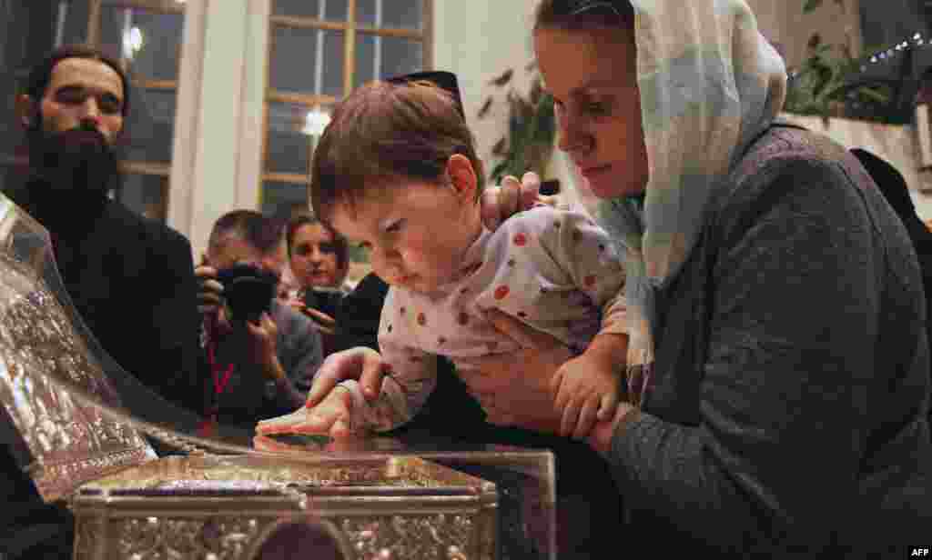 &nbsp;Penganut Kristen Ortodoks menyentuh relik yang dikenal sebagai &quot;Gifts of the Magi&quot; yang ditampilkan di sebuah gereja di Minsk, Belarus.