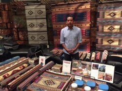 Pasar Seni tahunan di Museum Nasional Smithsonian di Indian Amerika menampilkan kerajinan trh)adisional asli, termasuk tekstil, perhiasan, dan keranjang. (Foto: VOA / J.Tabo