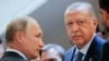 Le président russe Vladimir Poutine, à gauche, et le président turc Recep Tayyip Erdogan, lors de leur rencontre à la résidence Bocharov Ruchei dans la station balnéaire de Sotchi sur la mer Noire, le 17 septembre 2018.