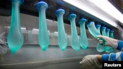 Test sur des préservatifs à l'usine malaisienne Karex à Pontian, à 320 km au sud-est de Kuala Lumpur, le 7 novembre 2012. 